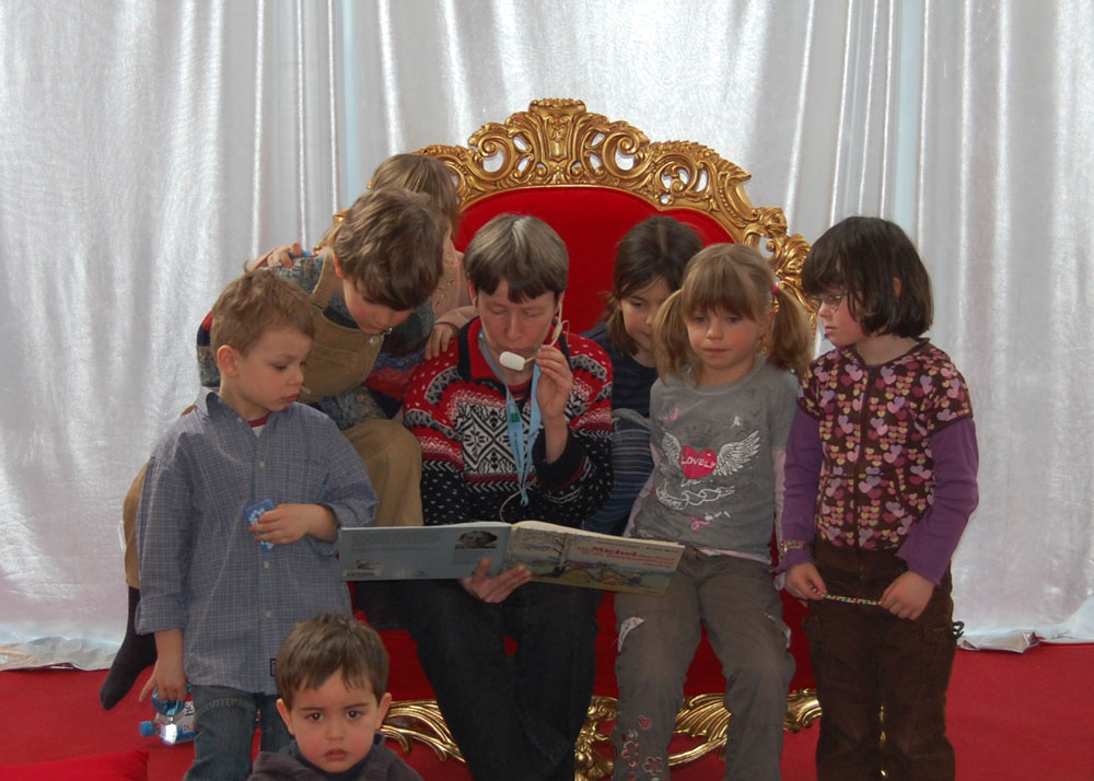 Kinder beim Vorlesen im Sophienhof